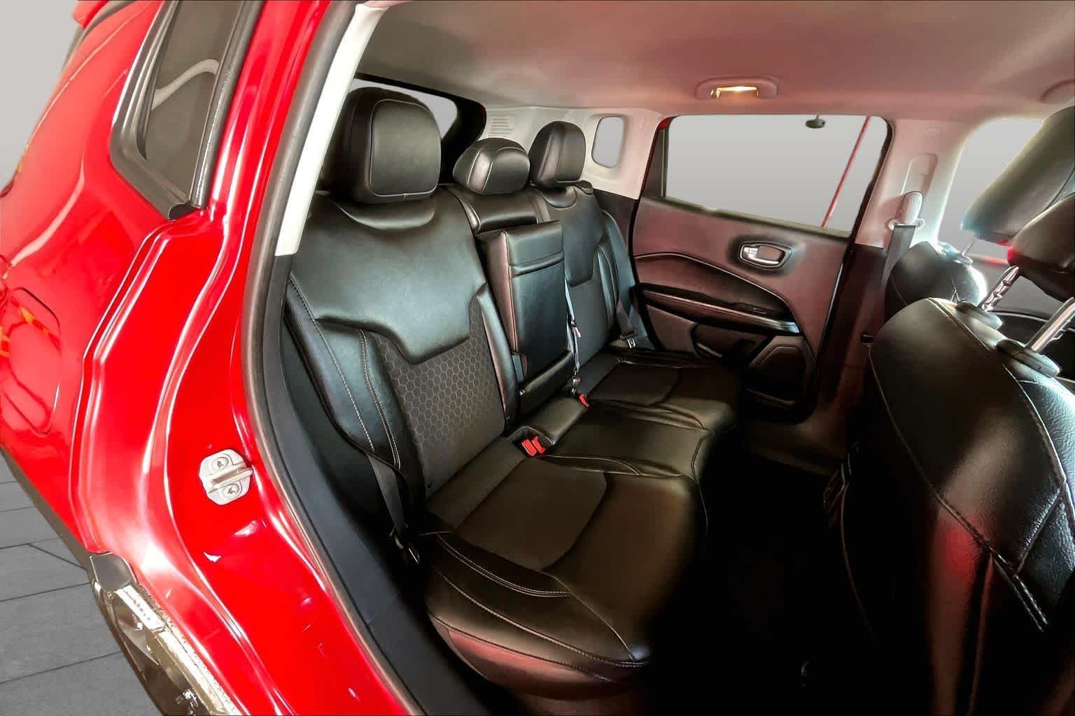 Used 2018 Redline Pearlcoat Jeep Latitude image 20