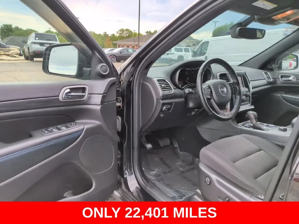 Used 2020 Black Jeep Laredo image 13