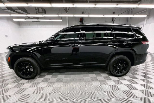 Used 2025 Diamond Black Crystal Pearlcoat Jeep Altitude X image 14