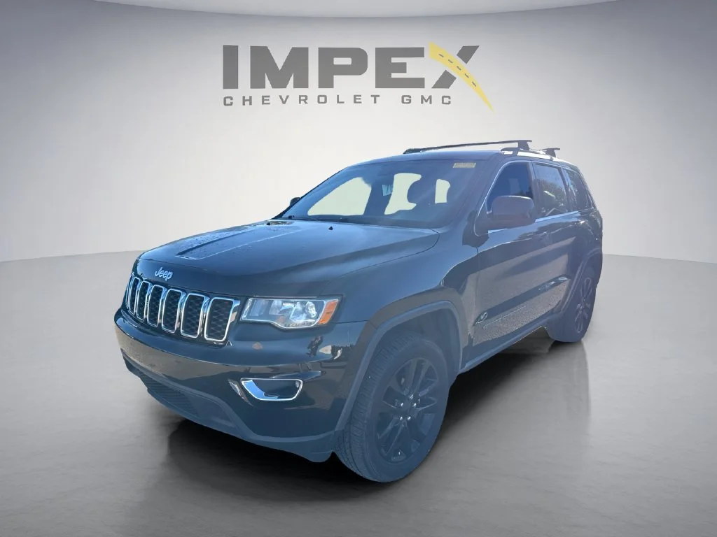 Used 2018  Jeep Laredo E image 1