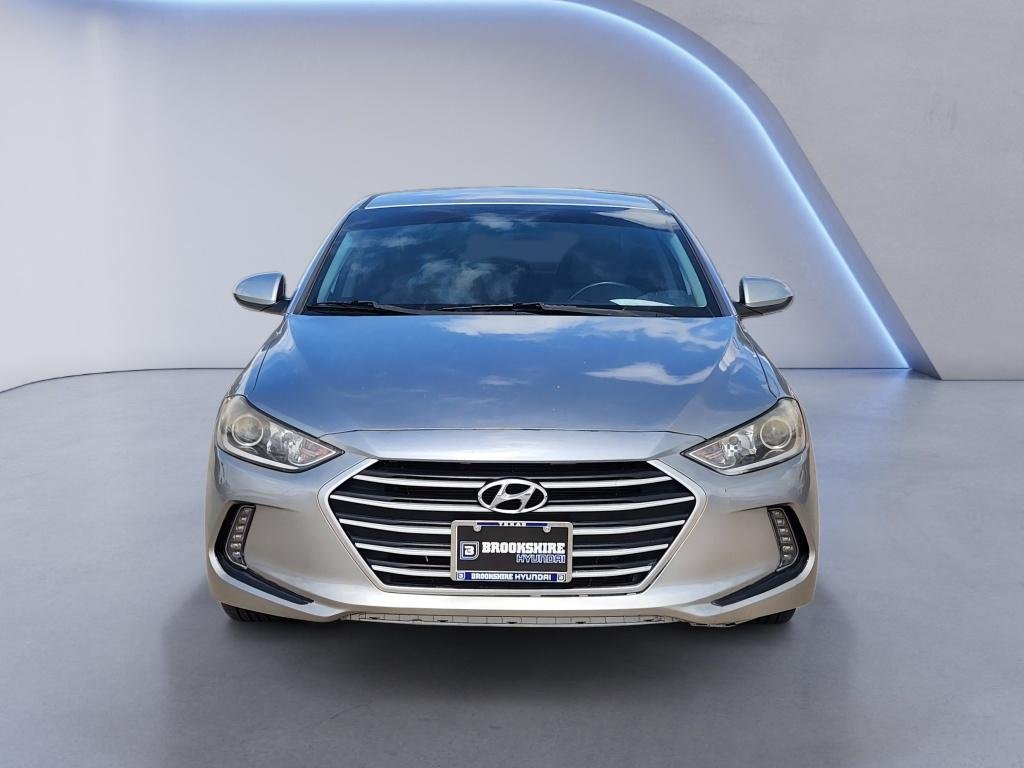Used 2017  Hyundai SE image 2