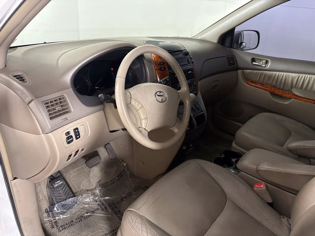 Used 2006 White Toyota XLE image 16