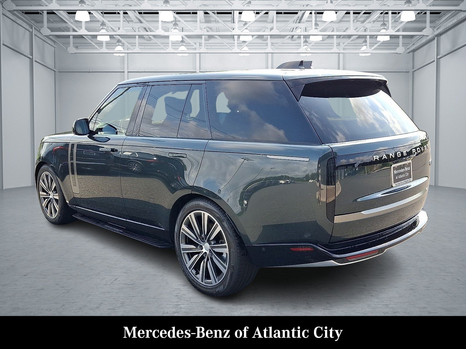 Used 2023 Belgravia Green Metallic Land Rover P400 SE image 4