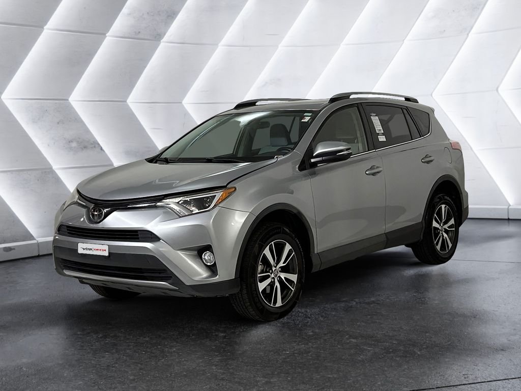 Used 2018 Silver Toyota XLE image 3