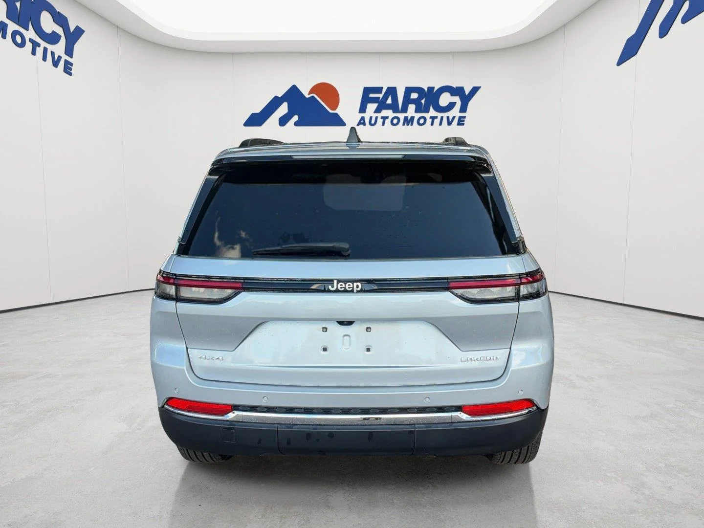 Used 2024 Silver Zynith Jeep Laredo X image 6