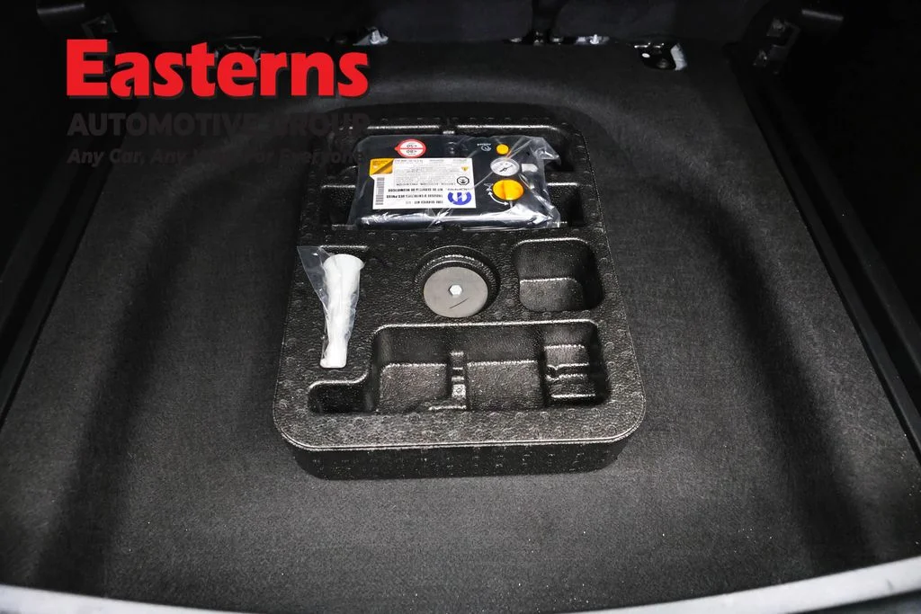 Used 2022 White Jeep Latitude image 24