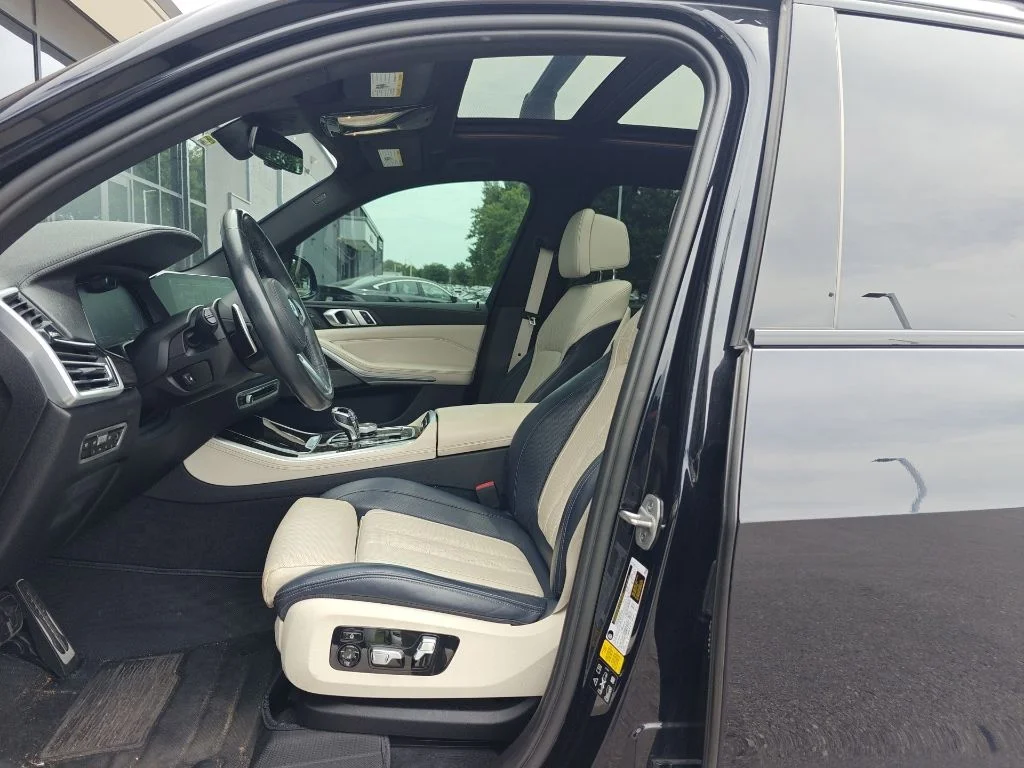 Used 2021 Black BMW xDrive40i image 9