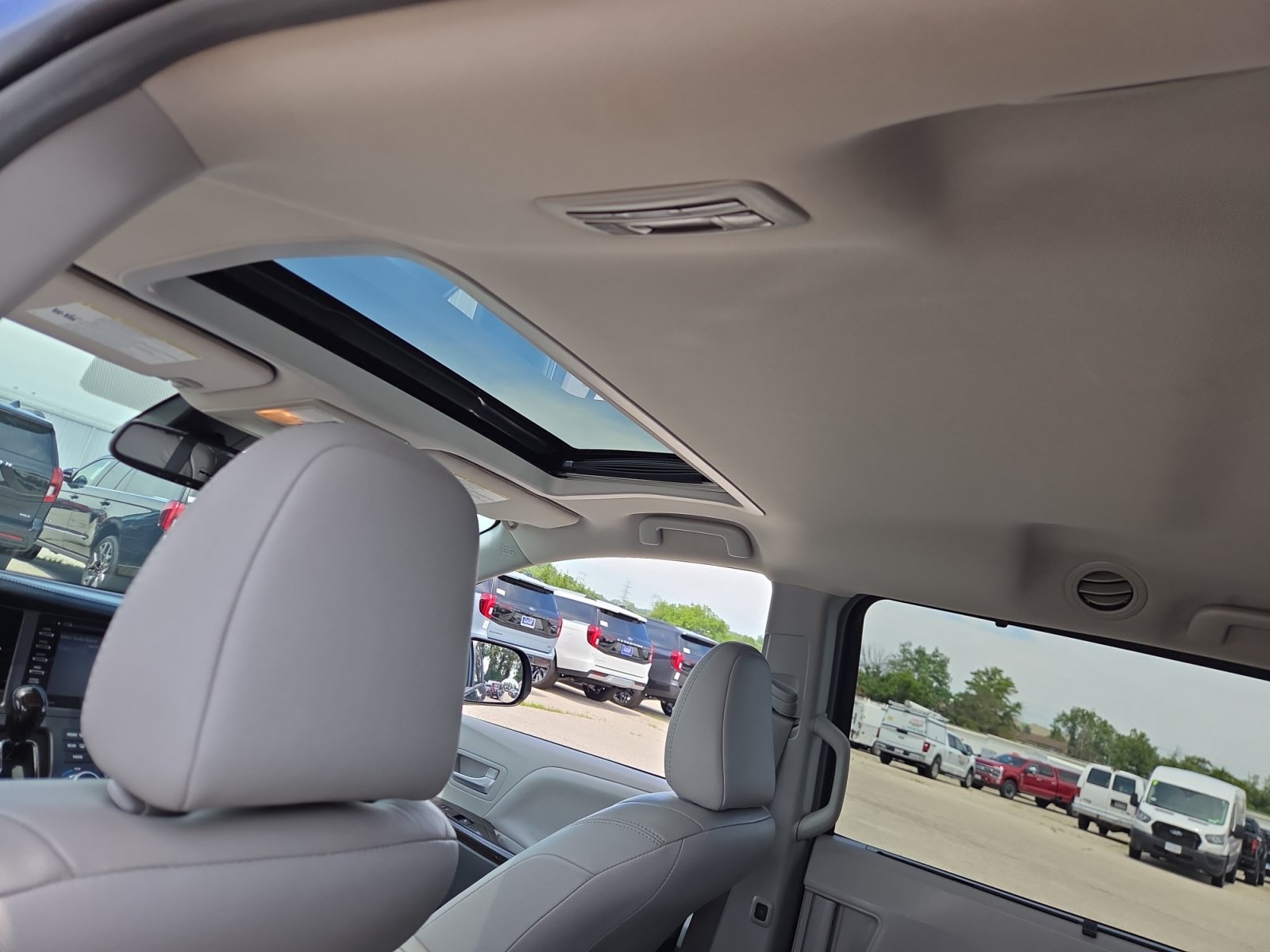 2018 Toyota Sienna XLE - Photo 19