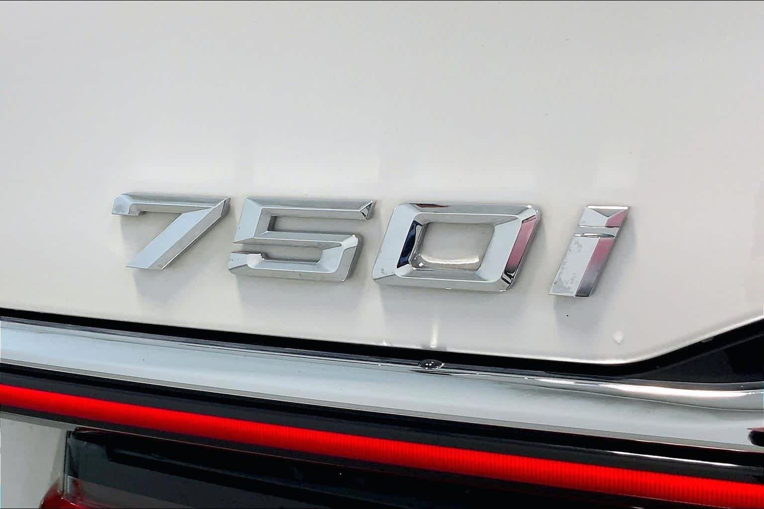 Used 2022 Mineral White Metallic BMW 750i xDrive image 29