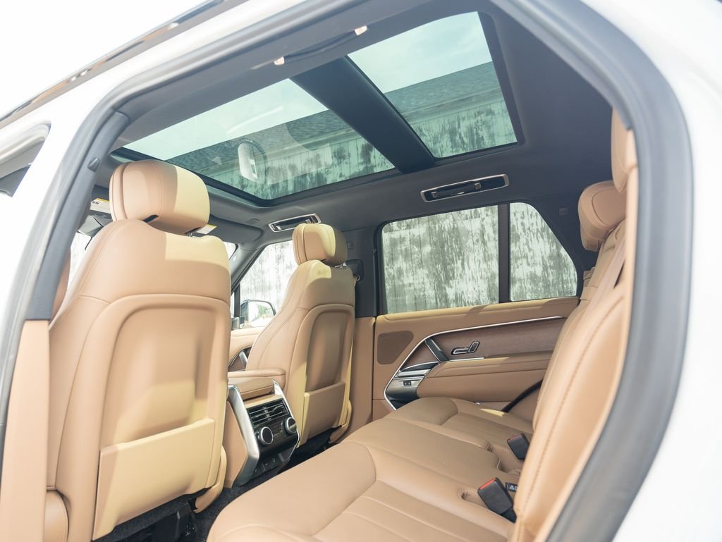 Used 2023 White Land Rover SE image 35