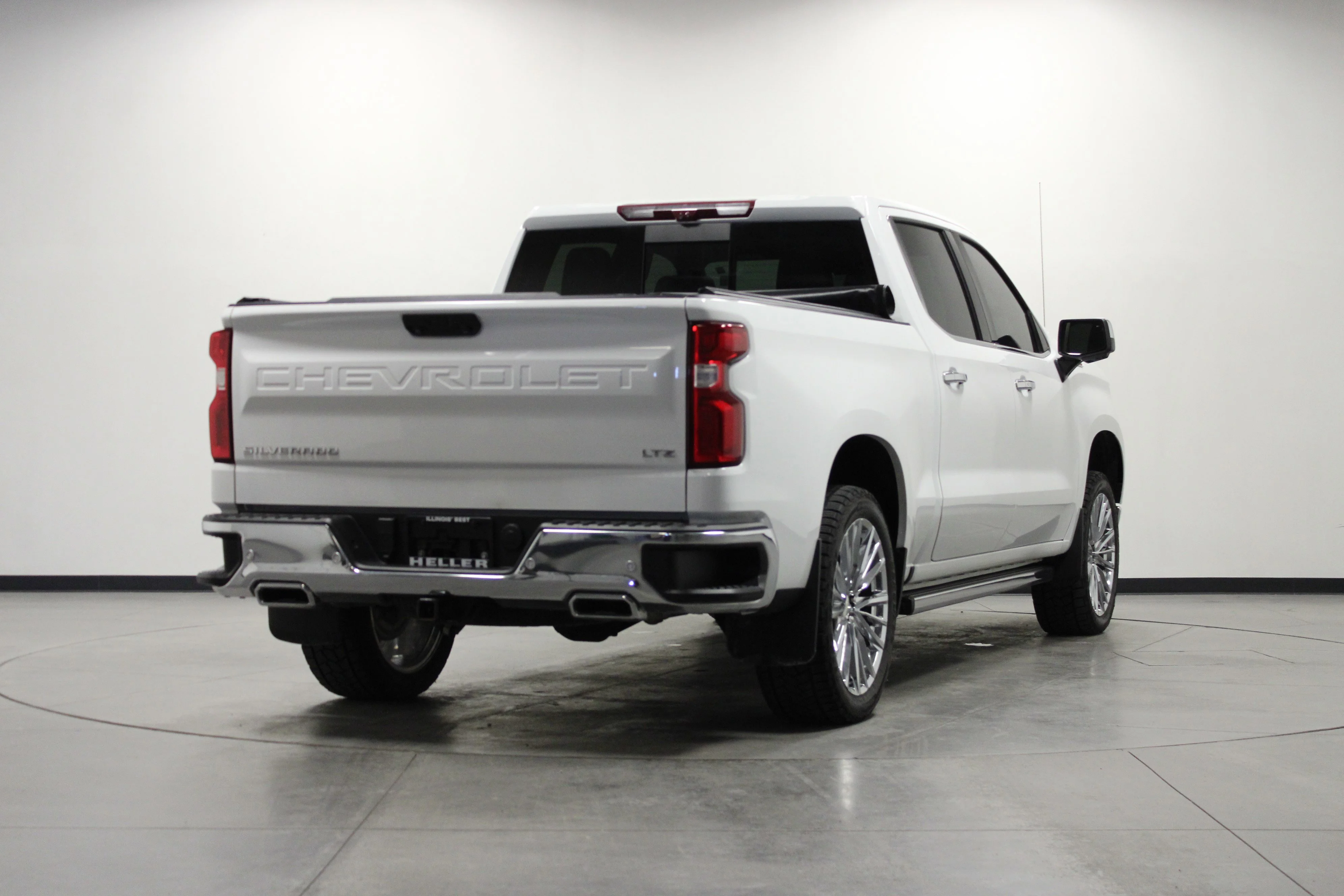 Used 2022 Summit White Chevrolet LTZ image 4