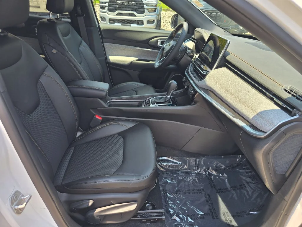 New 2026 White Jeep Latitude image 27