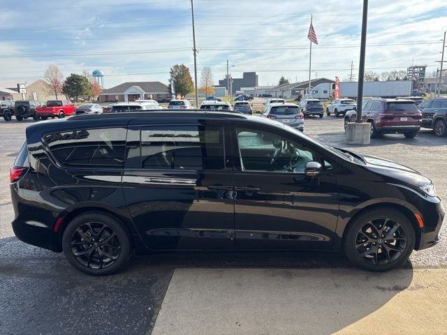 New 2026 Diamond Black Crystal Pearl-Coat Exterior Paint Chrysler Select image 9