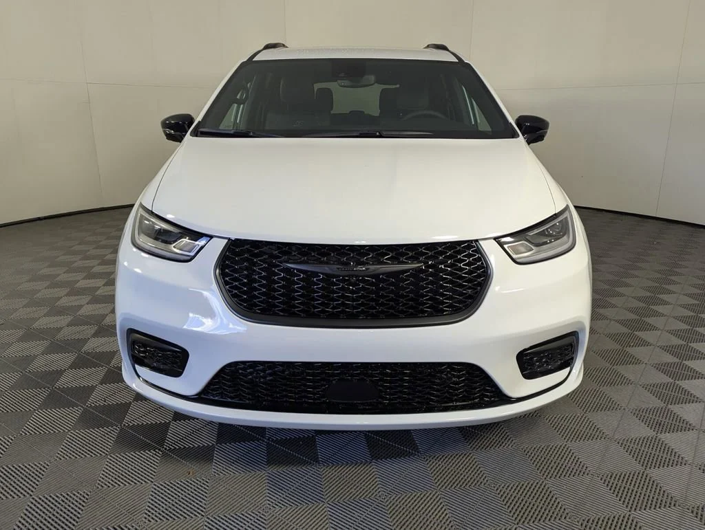 New 2026 Bright White Clear-Coat Exterior Paint Chrysler Select image 3