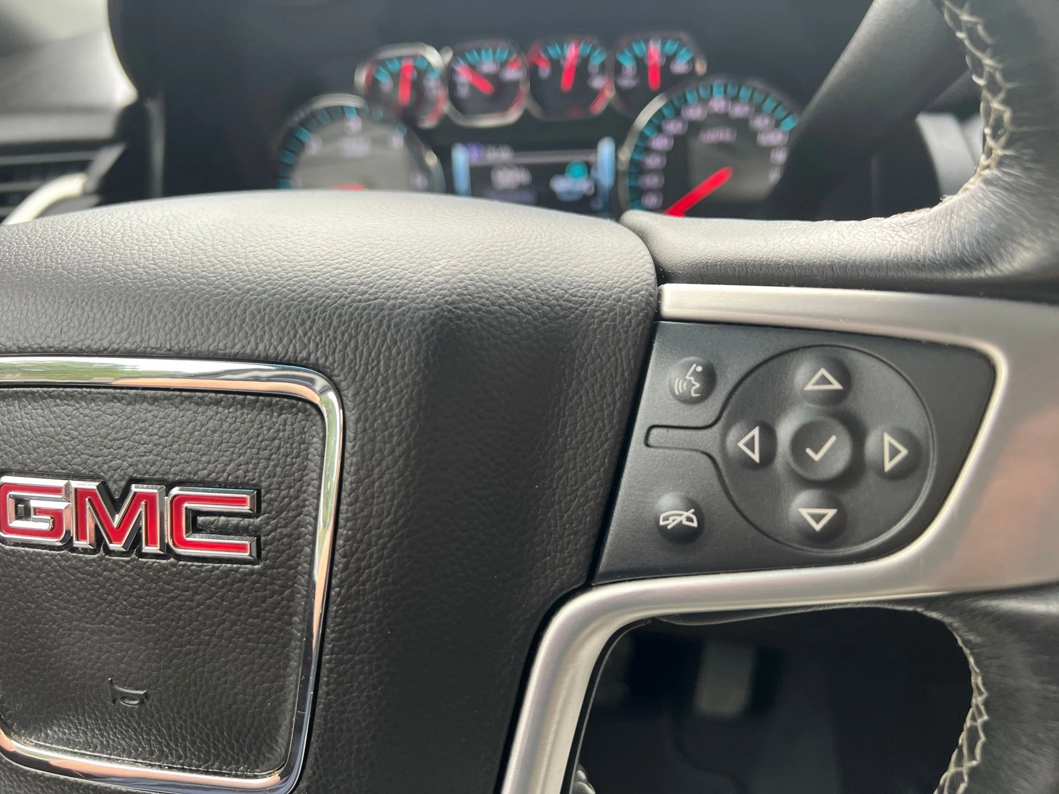 Used 2020 Black GMC SLT image 31