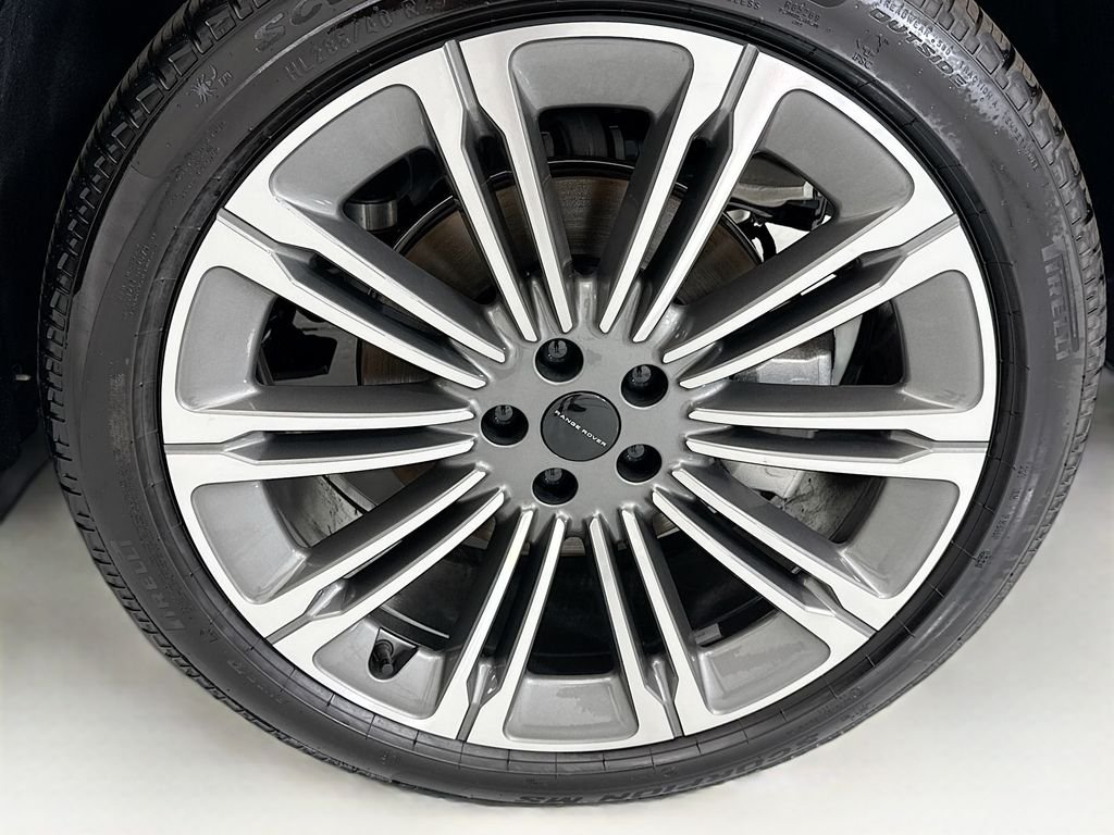 New 2026 Santorini Black Land Rover Dynamic SE image 30
