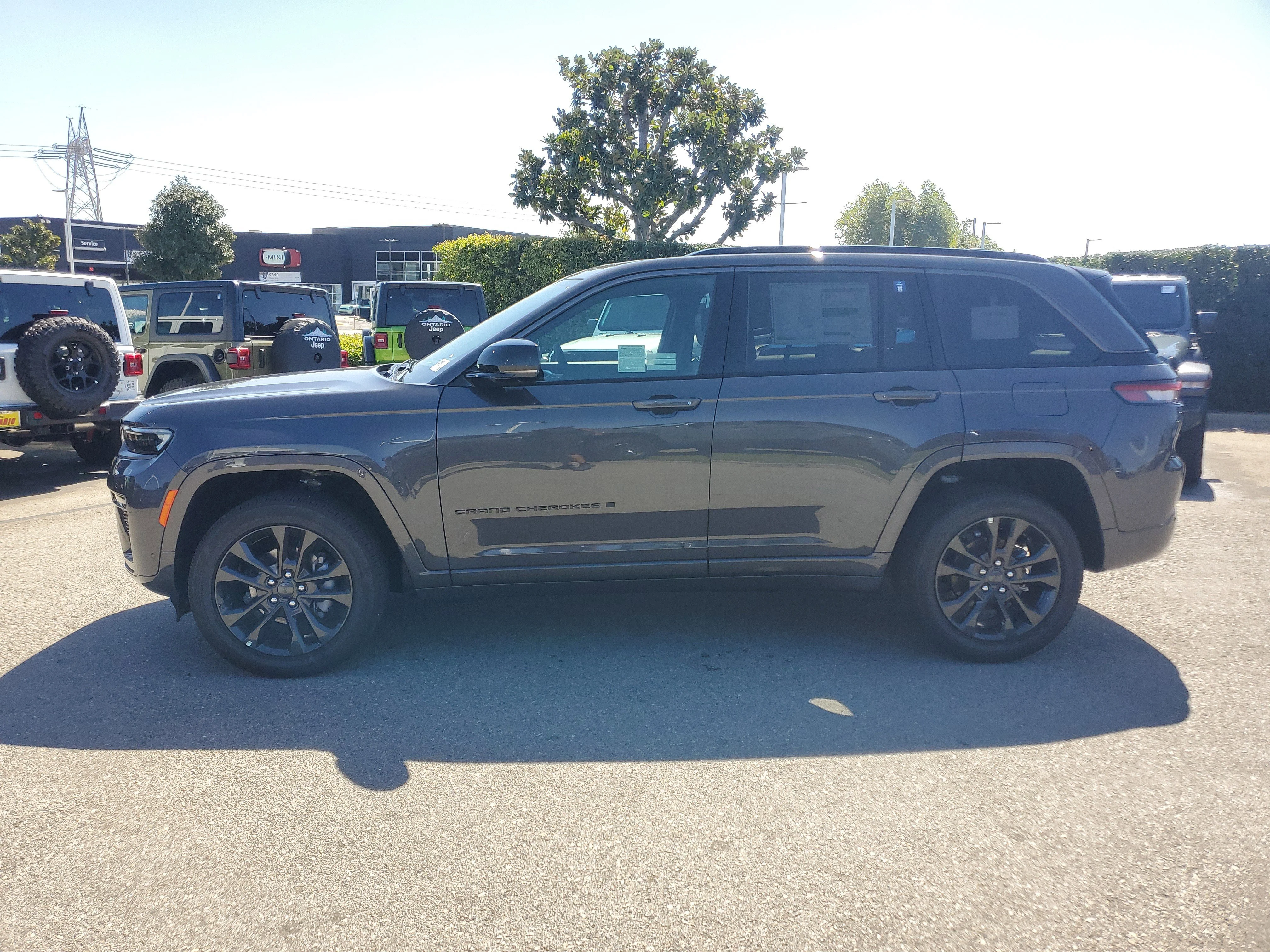 New 2026 Baltic Gray Metallic Clear-Coat Exterior Paint Jeep Limited Reserve image 7