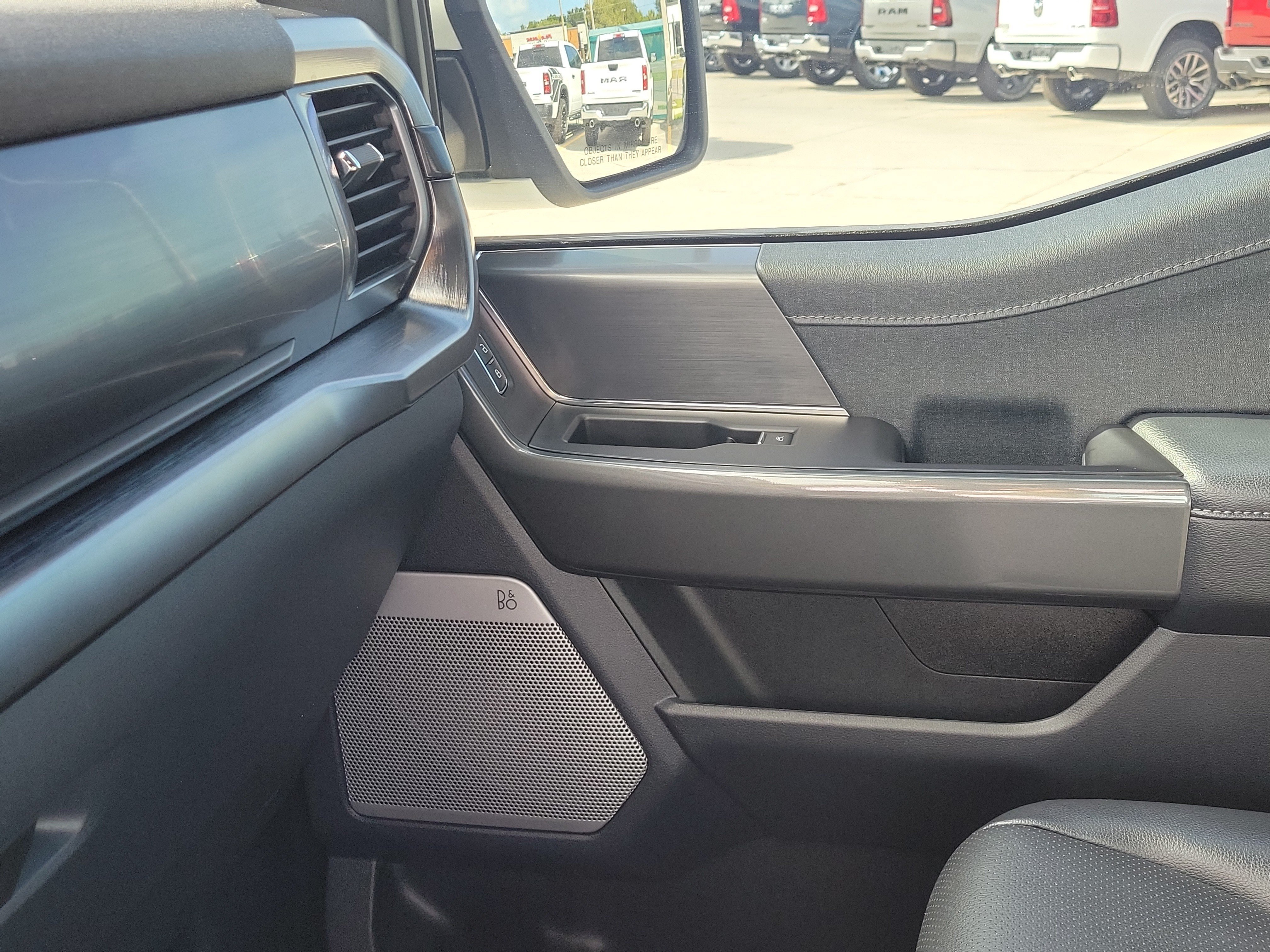 Used 2023 White Metallic Ford LARIAT image 29