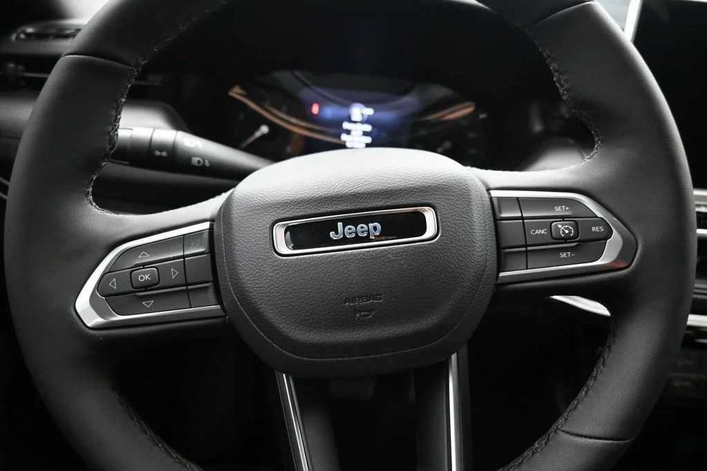 New 2026 Diamond Black Crystal Pearl-Coat Exterior Paint Jeep Latitude image 13