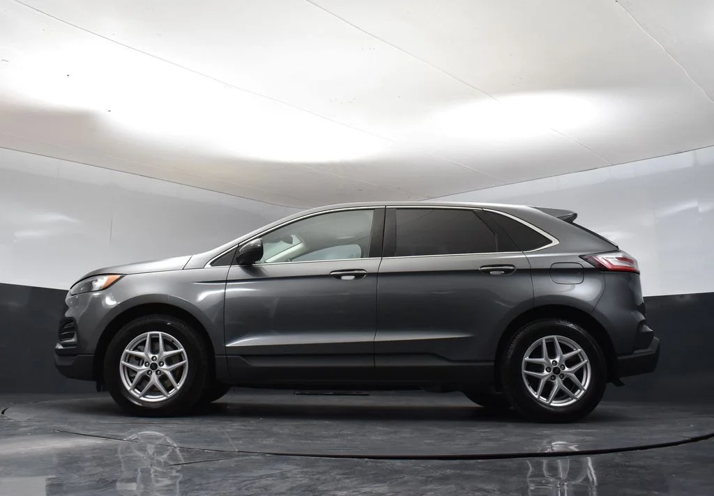 Used 2023 Gray Ford SEL image 31