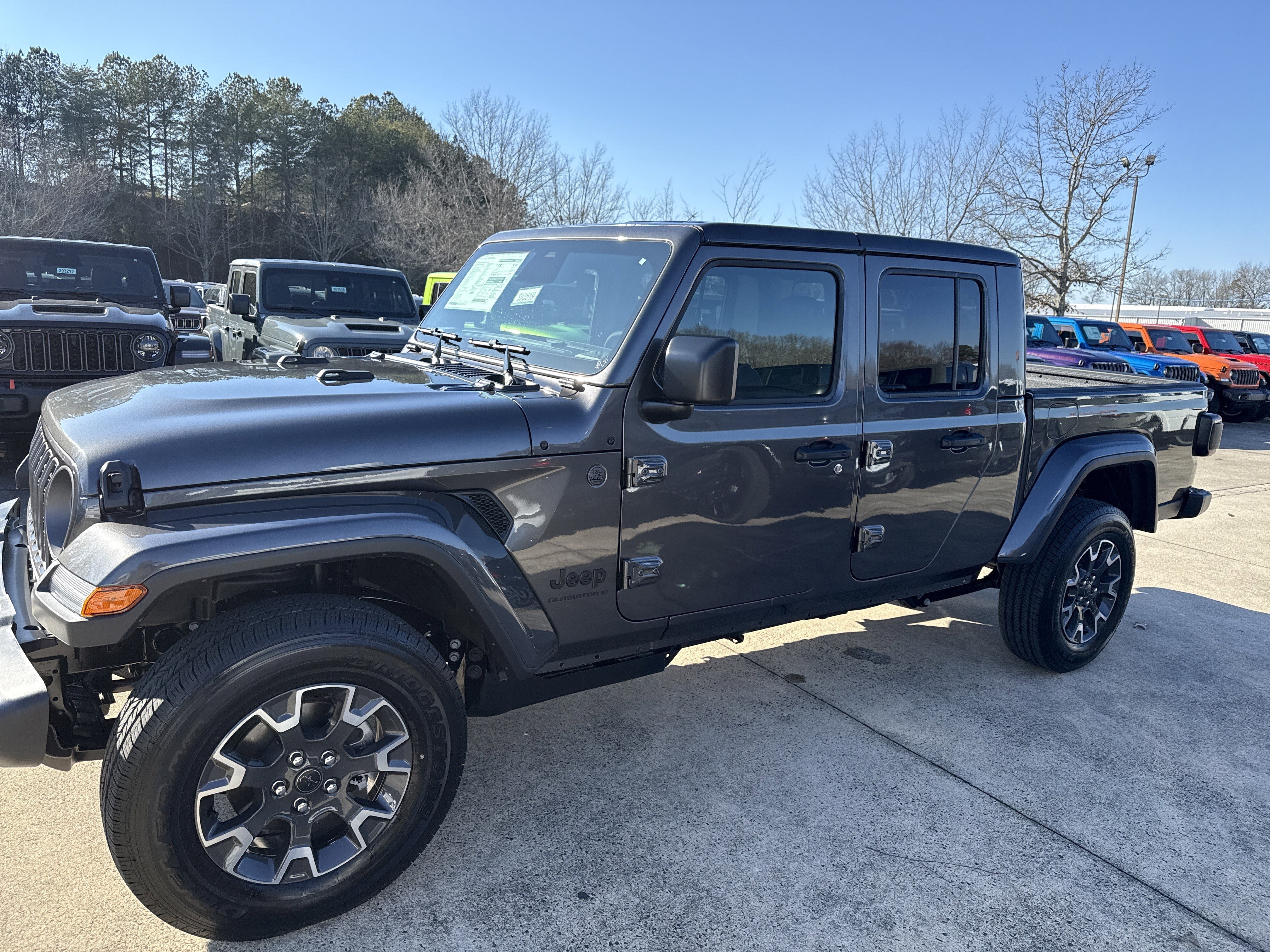 New 2026 Granite Crystal Metallic Clearcoat Jeep Sahara image 4