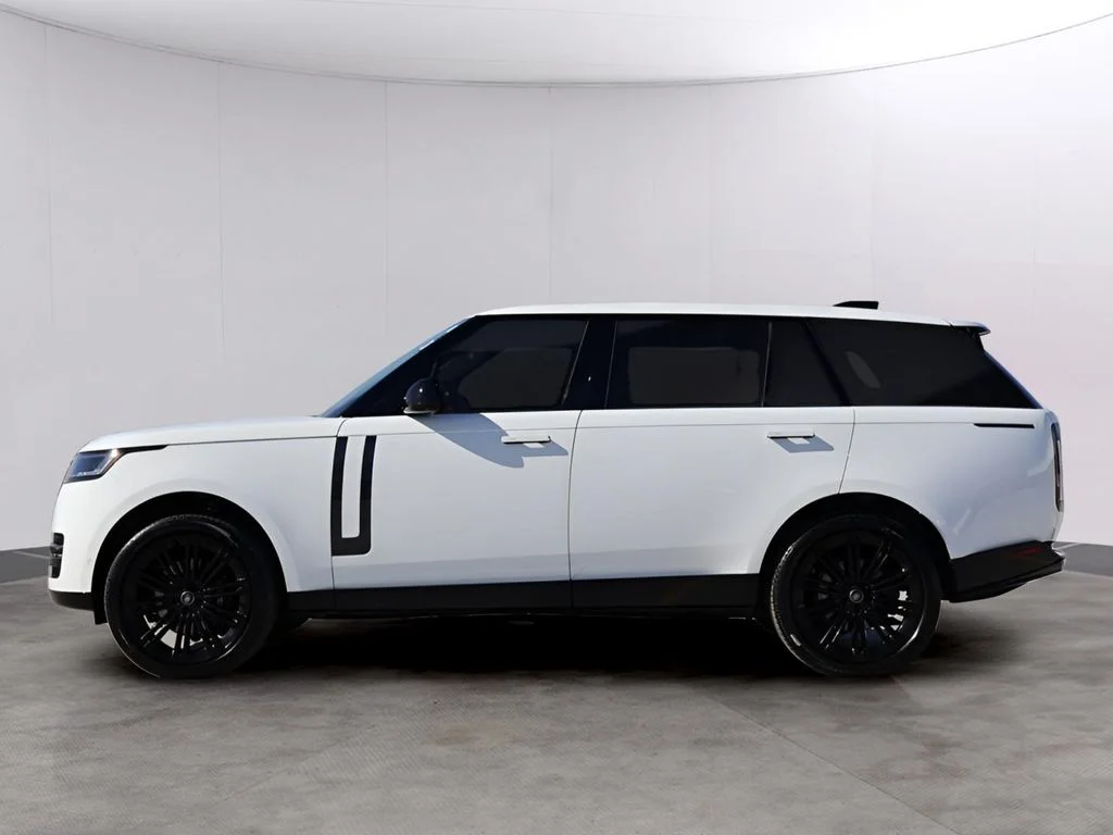 Used 2025 Fuji White Land Rover SE image 4