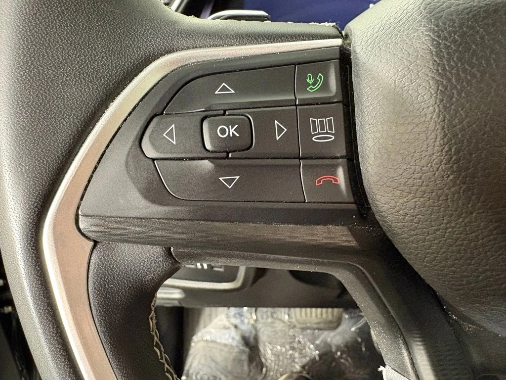 Used 2023 Black Jeep Altitude image 24
