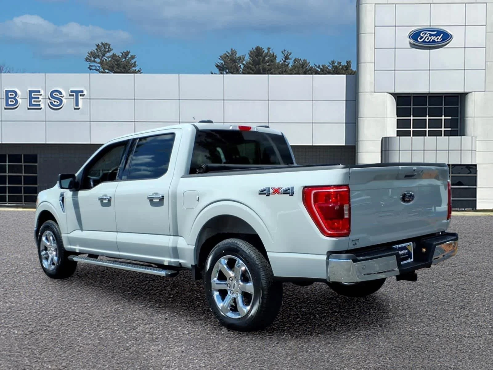 Used 2023 Avalanche Gray Ford XLT image 4