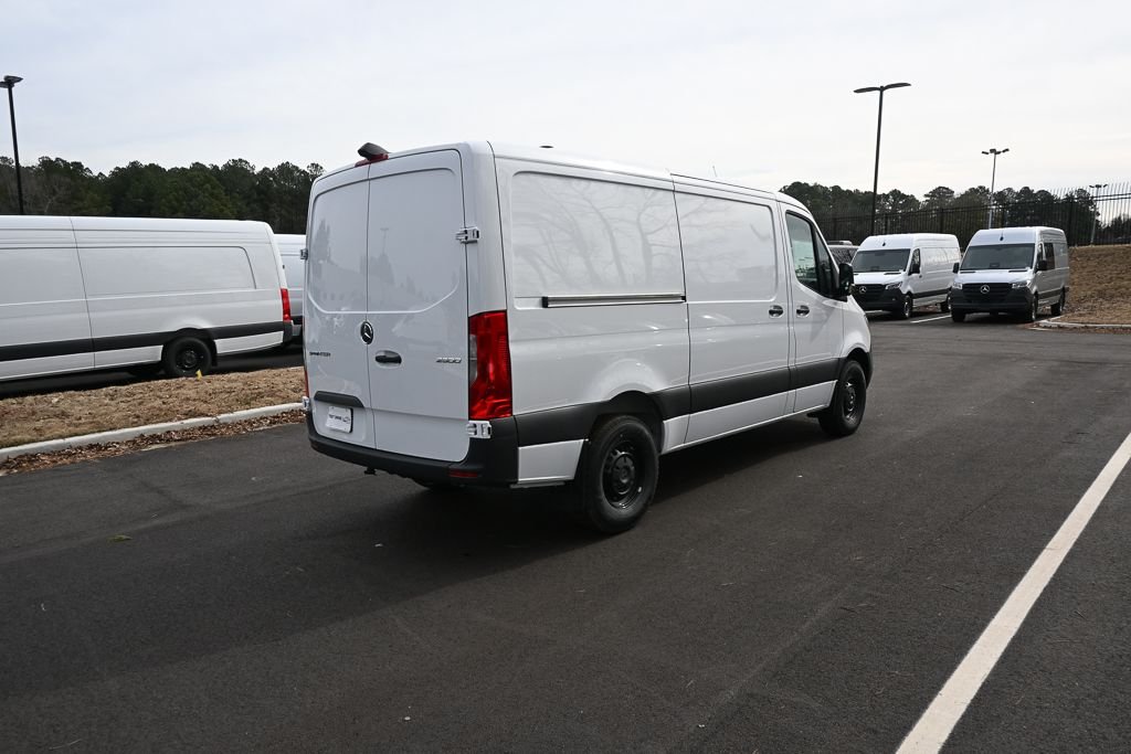 Used 2025  Mercedes-Benz Cargo 144 WB image 24