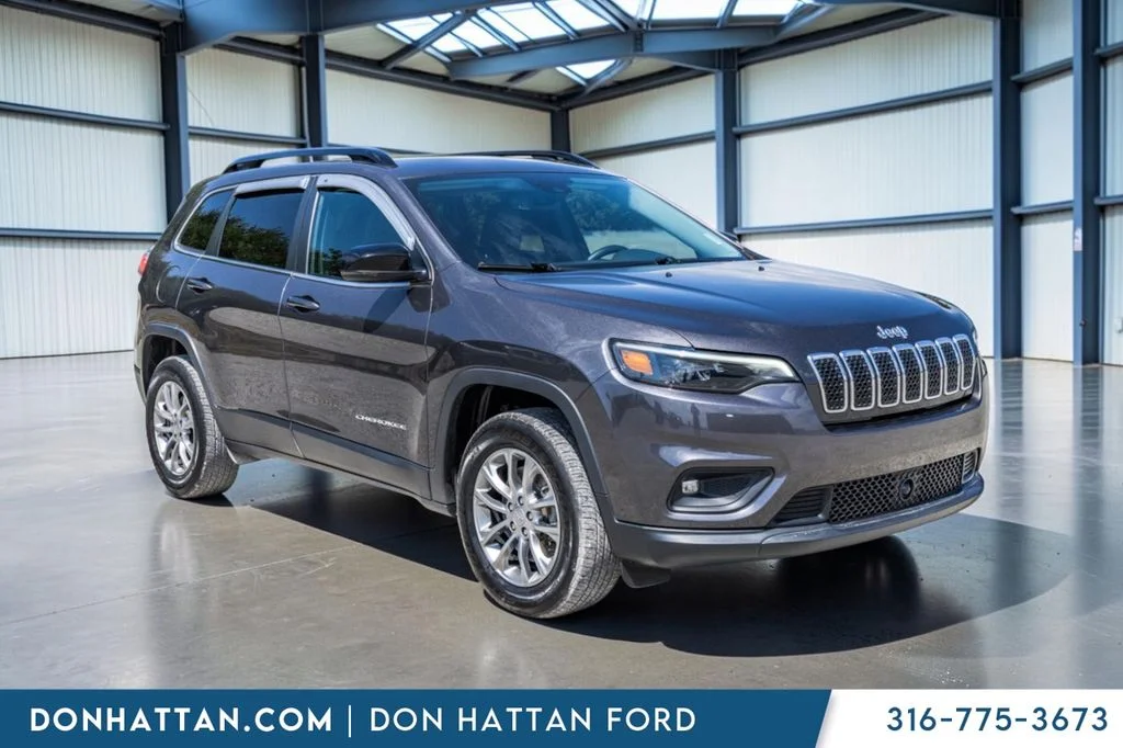 Certified Used 2022 Gray Jeep Latitude Lux image 28