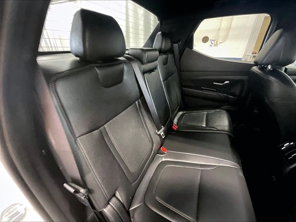 Used 2025 White Hyundai SEL image 16