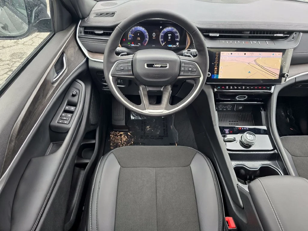 New 2027 Gray Jeep Laredo Altitude image 30