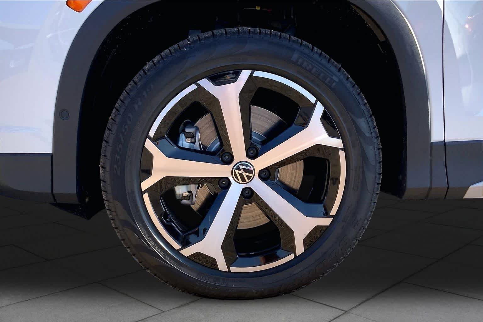 New 2026 Pure White Volkswagen SE image 12