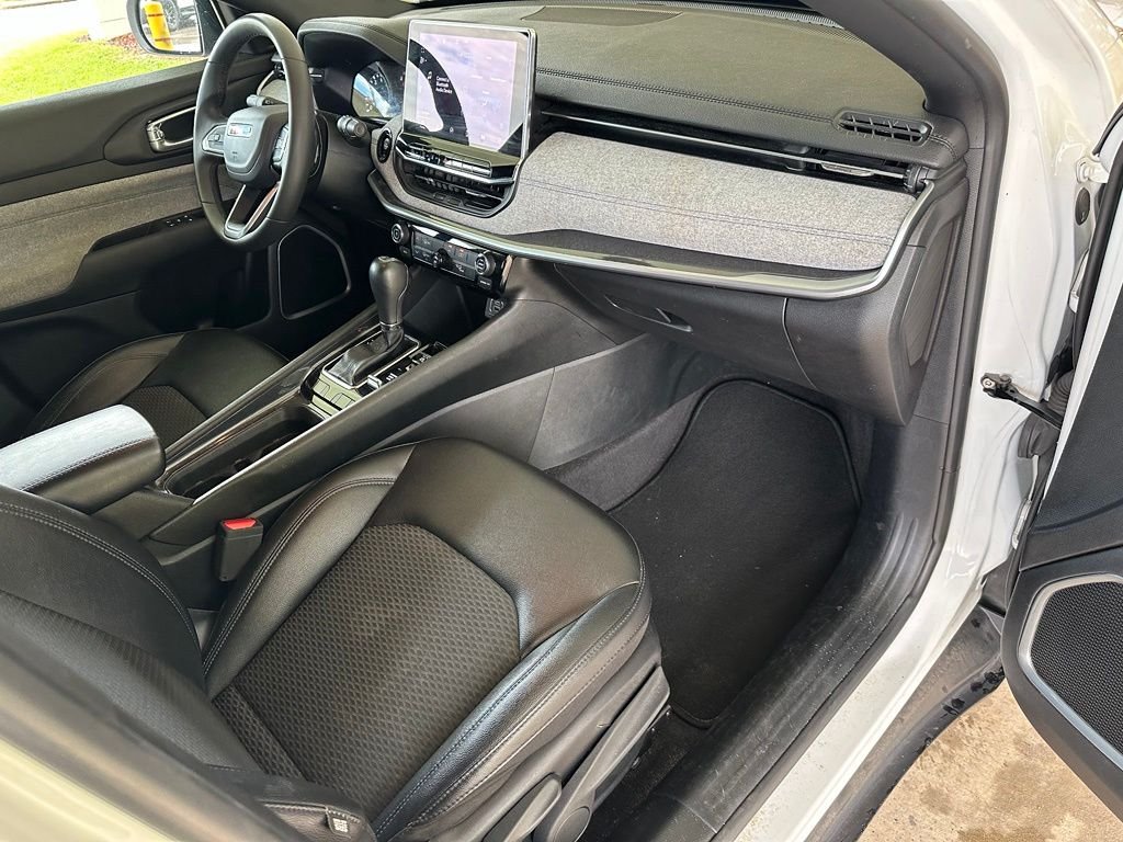 Used 2024 White Jeep Latitude image 25