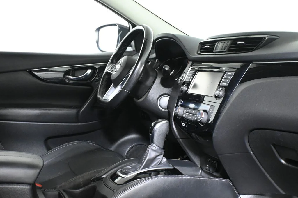 Used 2017 Blue Nissan SL image 30