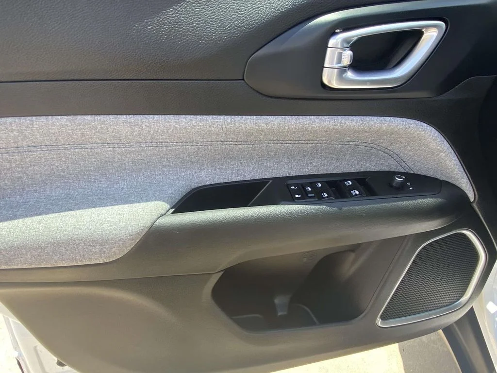 Used 2024 White Jeep Latitude image 20