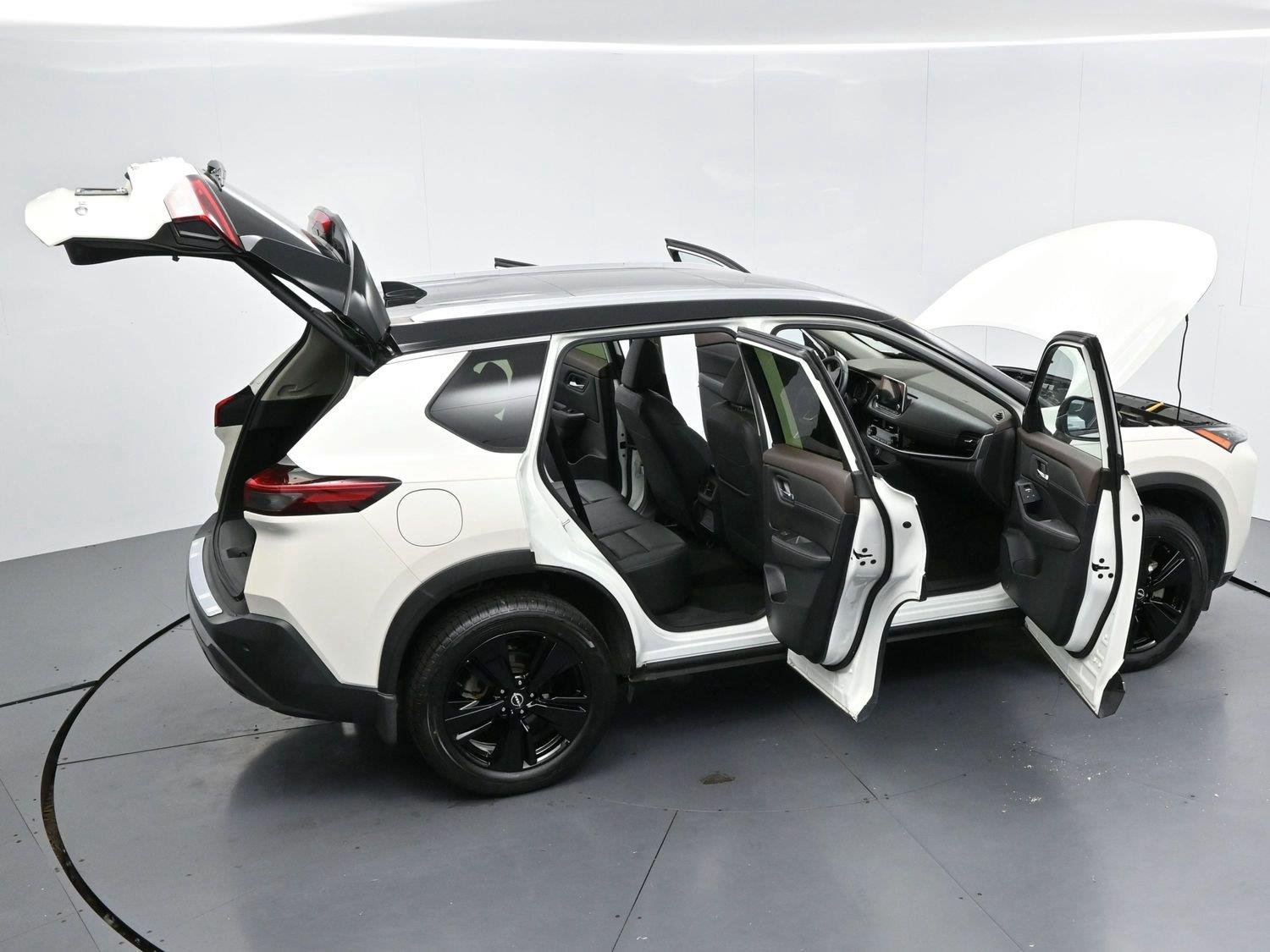 Used 2023 Pearl White Tricoat/Super Black Nissan SL image 40