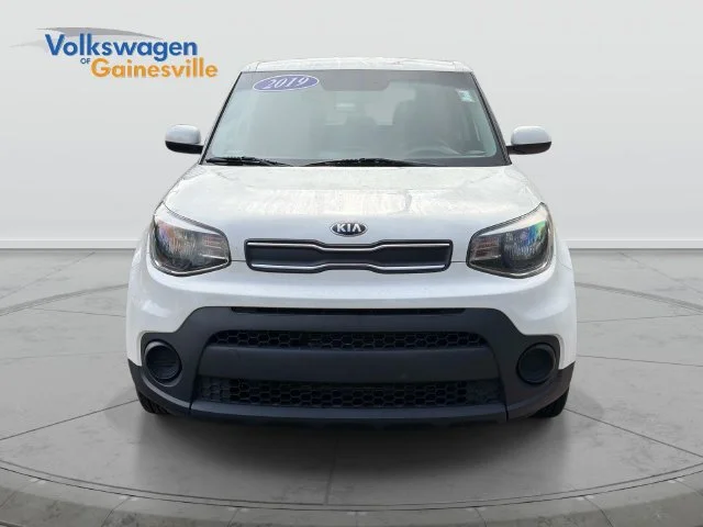 Used 2019 Clear White Kia Base image 9