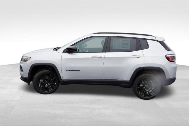 New 2025 Silver Zynith Metallic Clear-Coat Exterior Paint Jeep Altitude Special Edition image 6