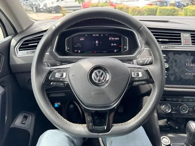 Used 2021 Pure White Volkswagen SE image 17