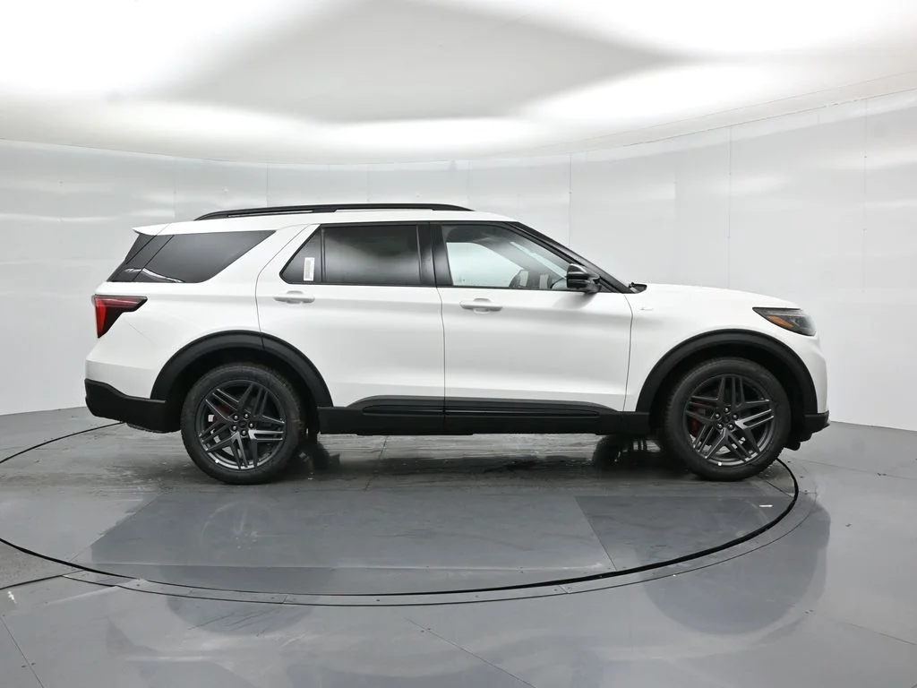 New 2026 Star White Metallic Tri-Coat Ford ST-Line image 27