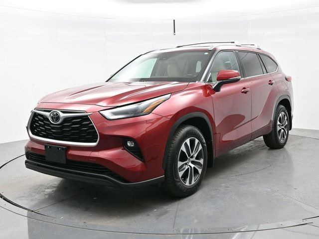 Used 2022 Ruby Flare Pearl Toyota XLE image 3