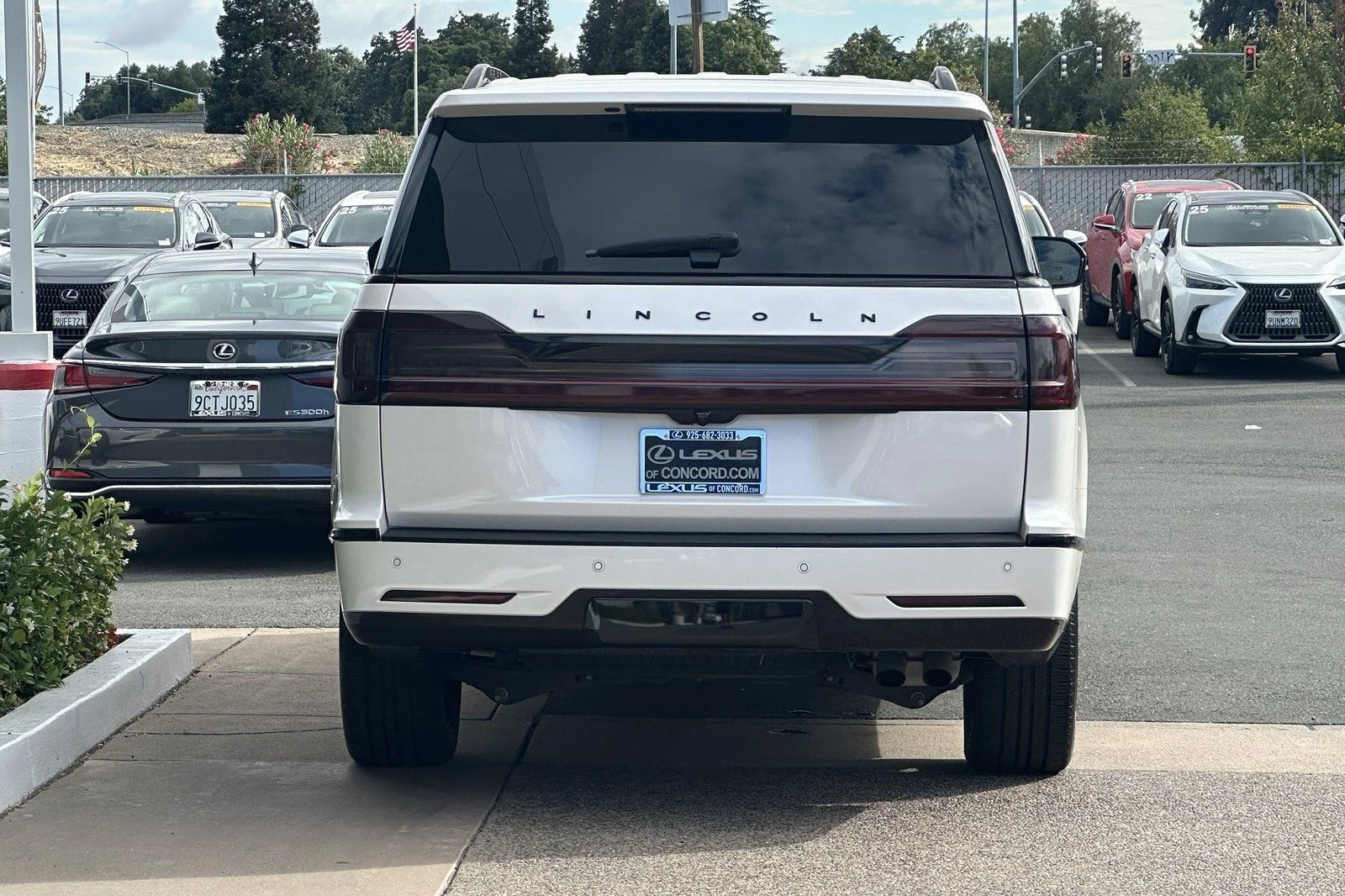 Used 2019 White Platinum Clearcoat Metallic Lincoln Reserve image 5