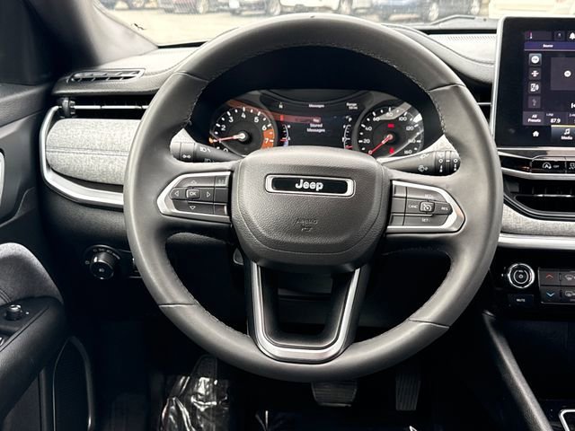 Used 2024 Bright White Clearcoat Jeep Latitude image 10
