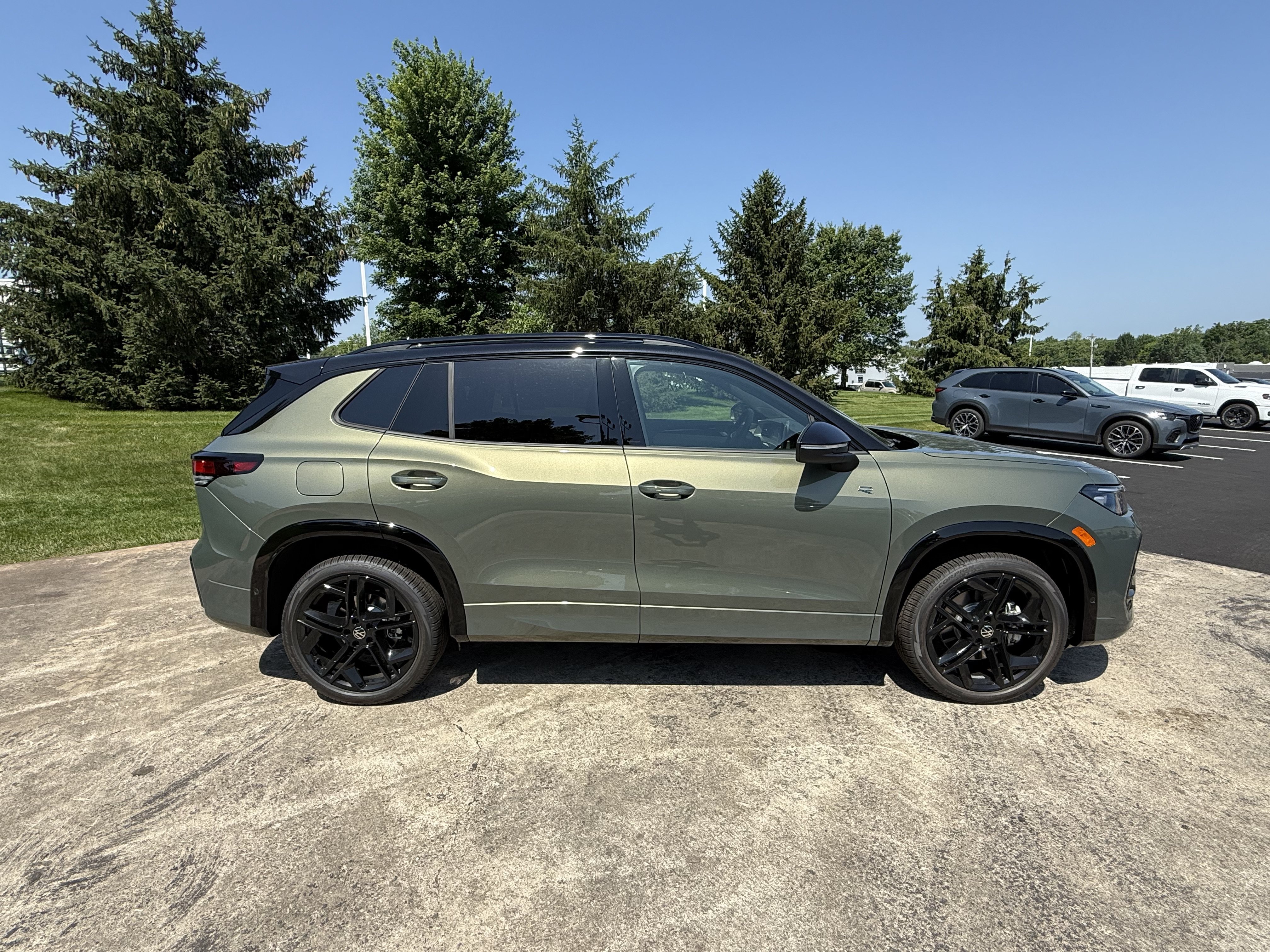 New 2026 Avocado Green W/Deep Black Roof Volkswagen SE R-Line Black image 13