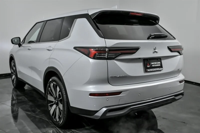New 2026 WHITE Mitsubishi SE image 7