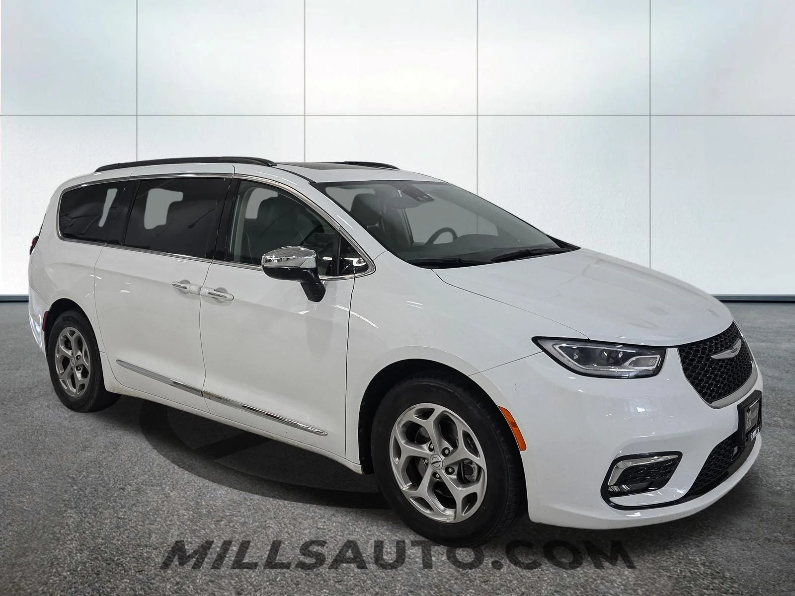 Used 2023 White Chrysler Limited image 10