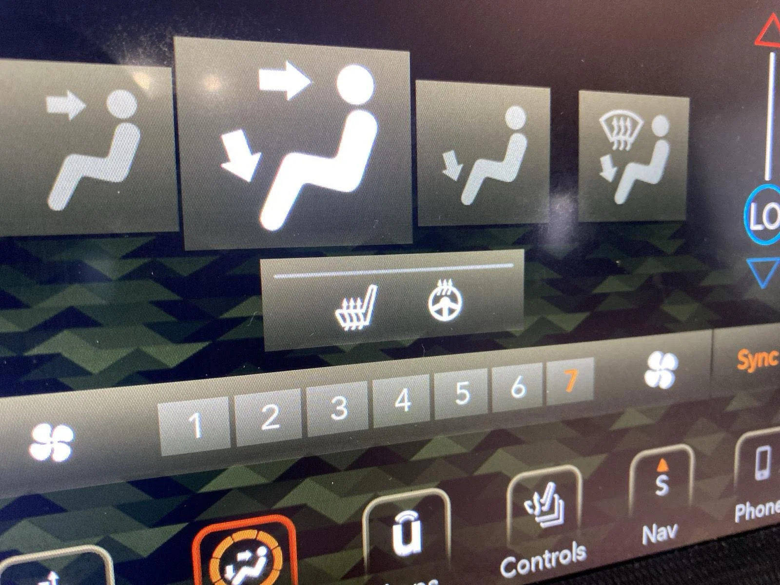 Used 2019 Hellayella Jeep Sahara image 23