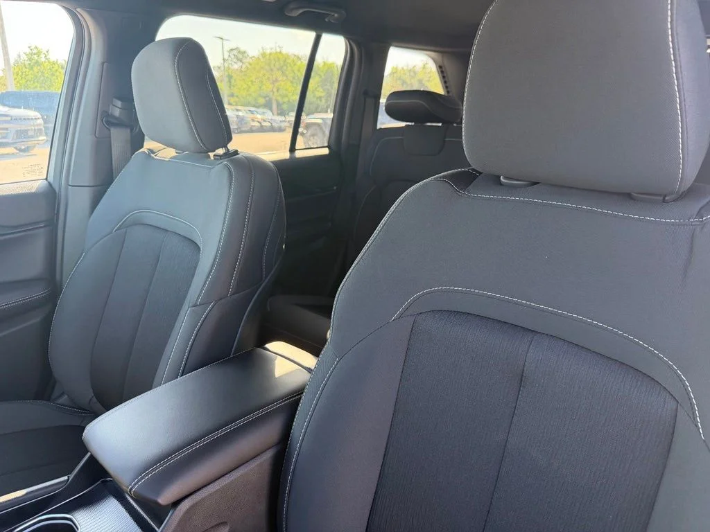 New 2026 Diamond Black Crystal Pearl-Coat Exterior Paint Jeep Laredo image 25
