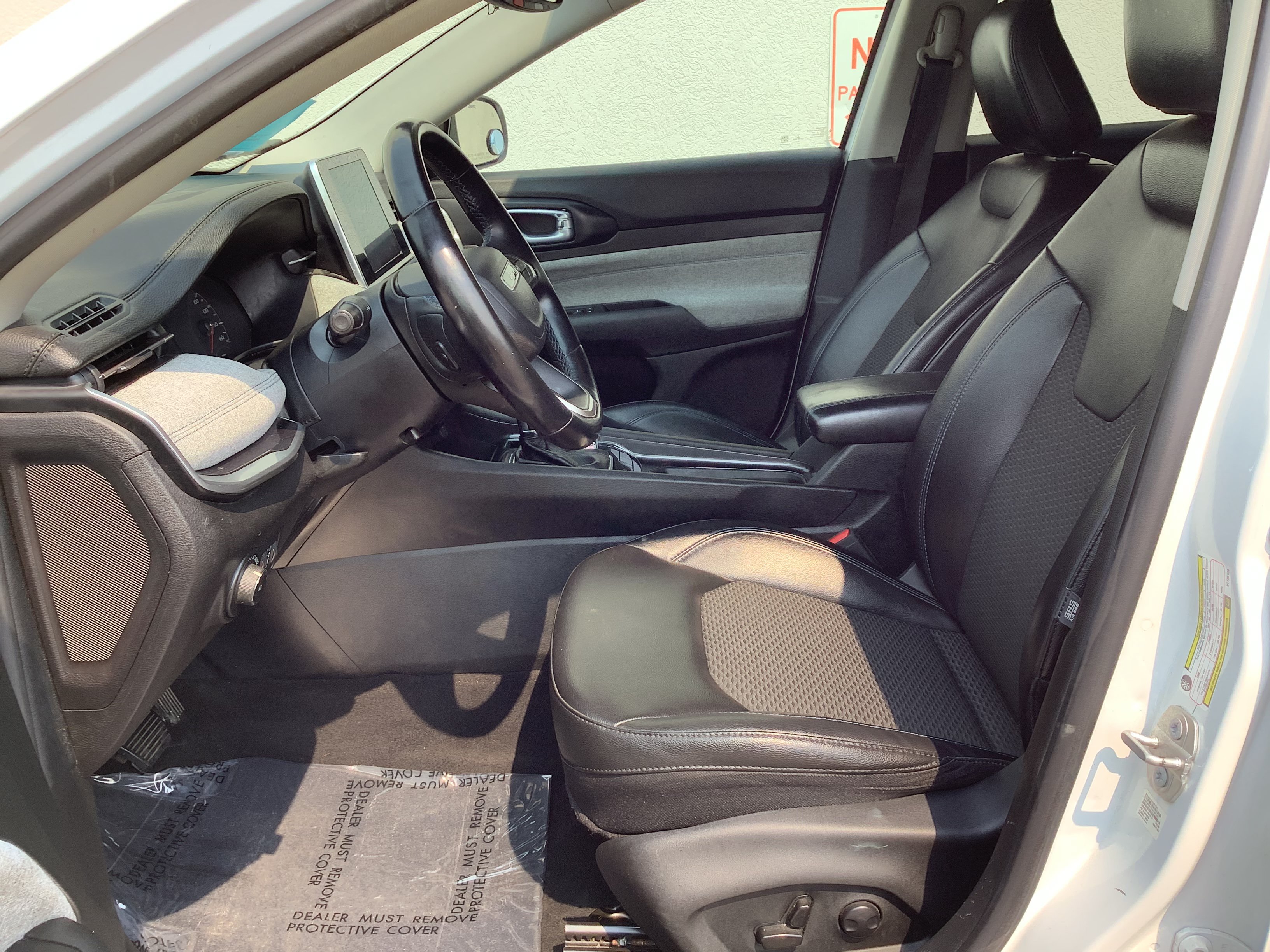 Used 2022 White Jeep Latitude image 11